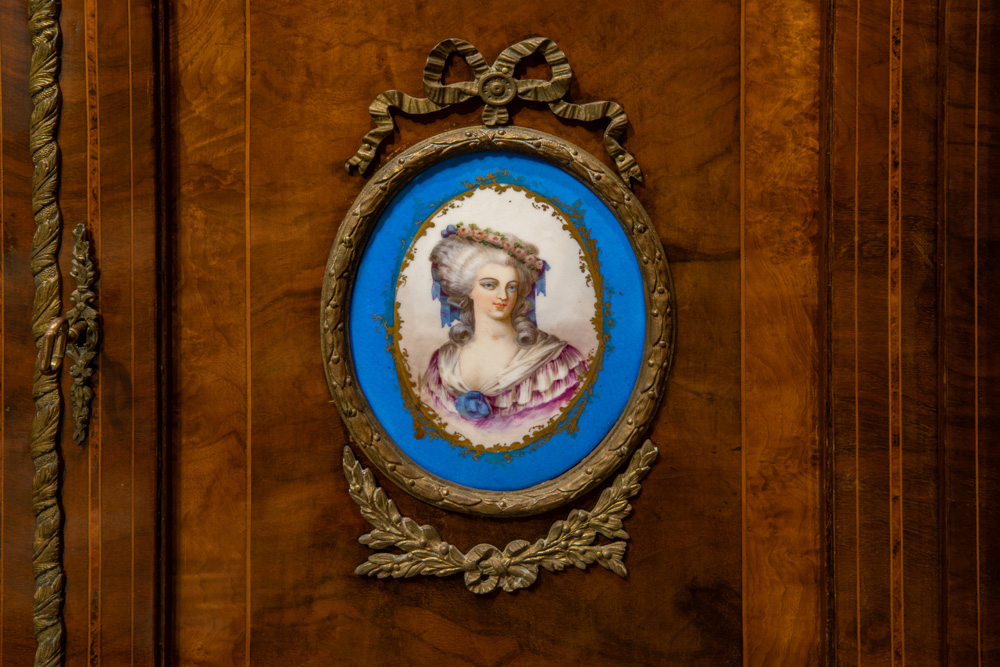 mid 19th Cent. European neoclassical display cabinet (sideboard model) in burr of walnut with - Image 4 of 4