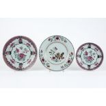 three 18th Cent. Chinese dishes in porcelain with 'Famille Rose' decors || Lot van drie achttiende