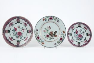 three 18th Cent. Chinese dishes in porcelain with 'Famille Rose' decors || Lot van drie achttiende
