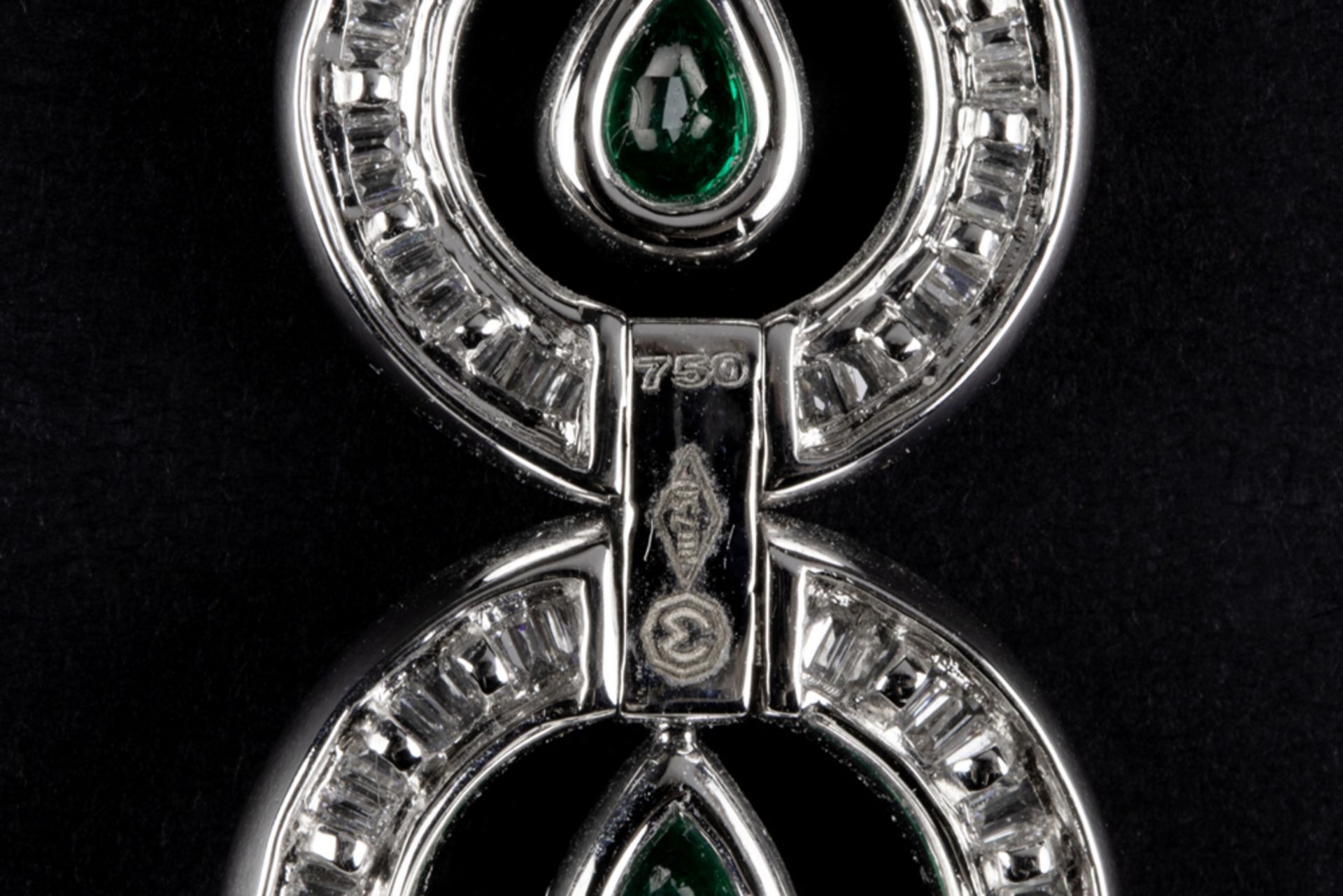 quite special pendant in white gold (18 carat) with ca 1,60 carat of Colombian emeralds and circa - Bild 3 aus 3