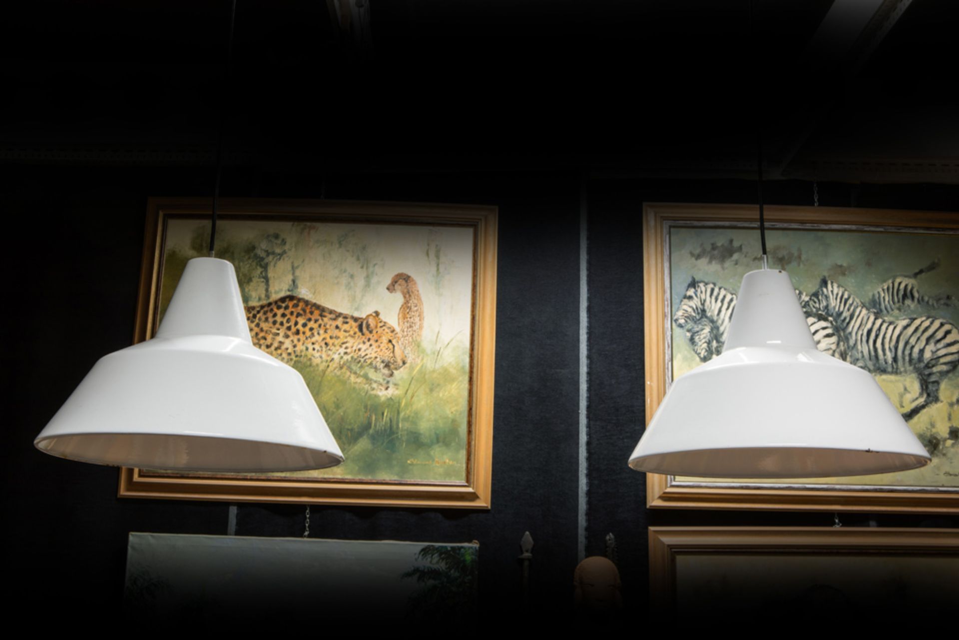 four industrial lamps with white lacquered shades || Set van vier industriële lampen in witgelakt - Image 3 of 3