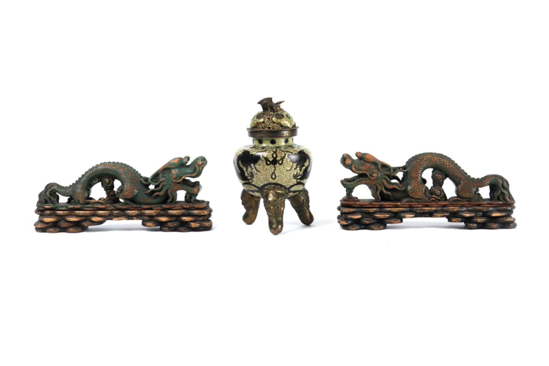 various lot with three Chinese items amongst which a pair of wooden pencil holders in the shape of a - Bild 2 aus 2