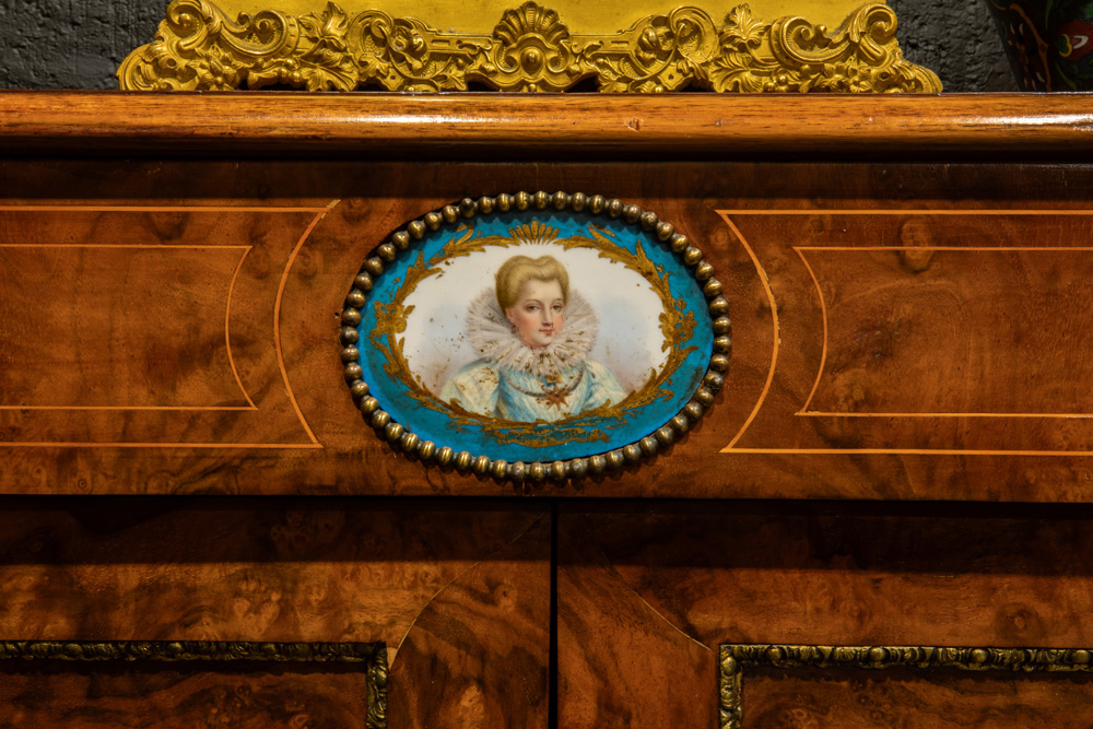 mid 19th Cent. European neoclassical cabinet in burr of walnut with mountings in guilded bronze - Image 4 of 4