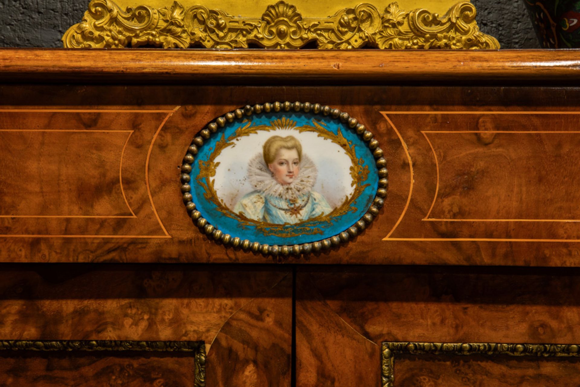 mid 19th Cent. European neoclassical cabinet in burr of walnut with mountings in guilded bronze - Bild 4 aus 4