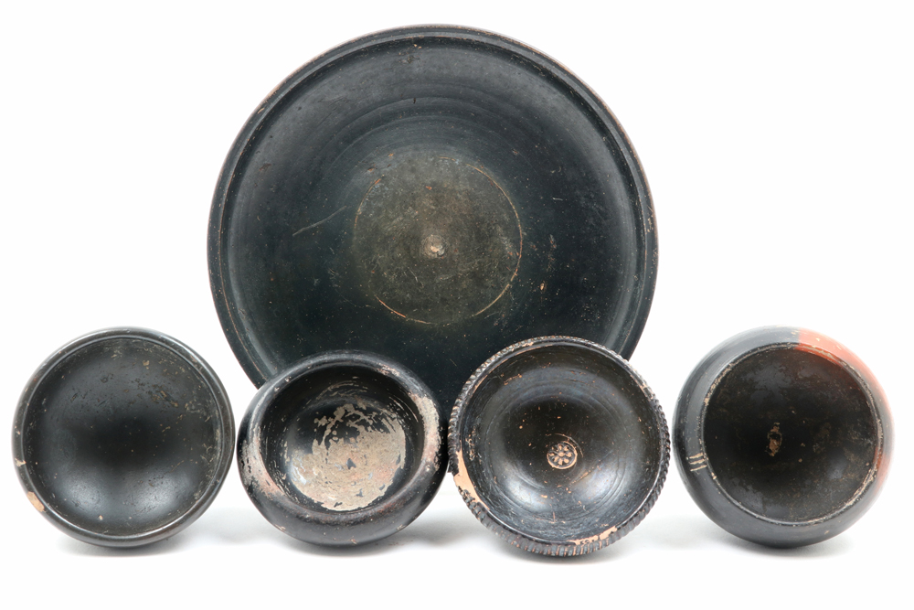 five small Ancient Greece dishes in black varnished earthenware || OUD GRIEKENLAND - 4° /3° EEUW - Image 3 of 4