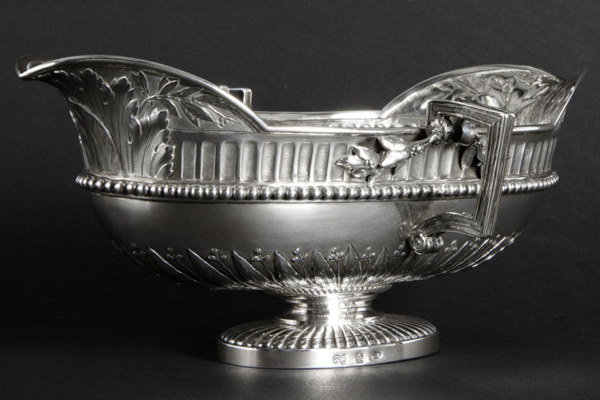 18th Cent. French neoclassical sauce boat in marked silver (with crowned G and 89) || Achttiende - Image 2 of 5