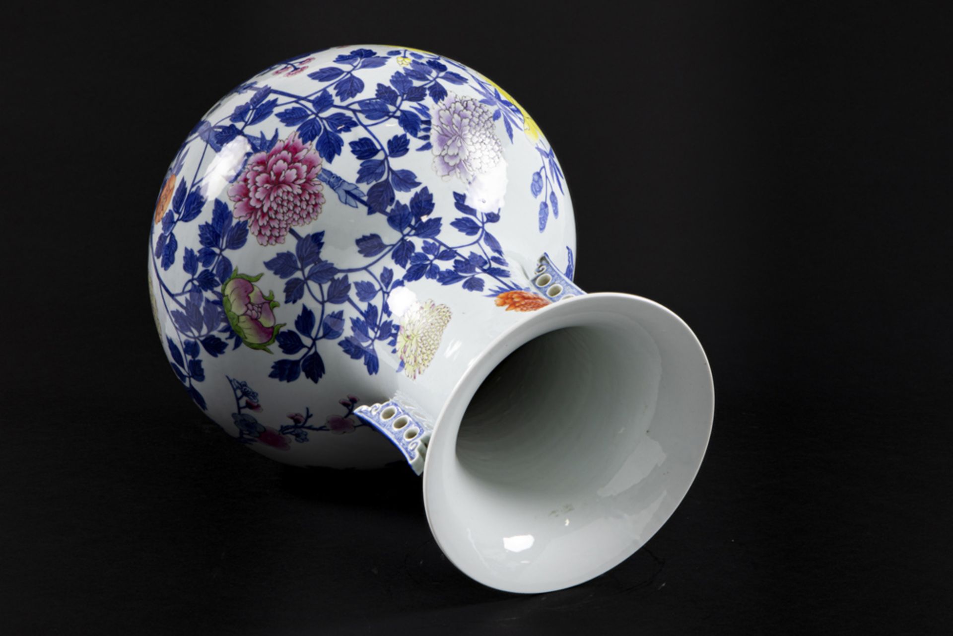 nice antique Chinese vase in marked porcelain with a blue-white and polychrome, floral decor || - Bild 5 aus 7