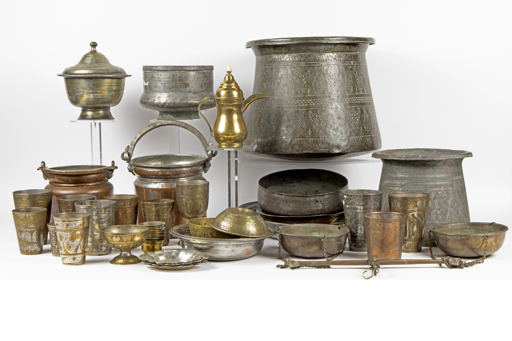 nice lot with several Middle-Eastern items in bronze || Mooi lot bronzen recipiënten uit het