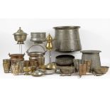 nice lot with several Middle-Eastern items in bronze || Mooi lot bronzen recipiënten uit het