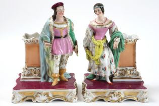 pair of 19th Cent. figures (with small vase) in porcelain from Paris || Paar negentiende eeuwse