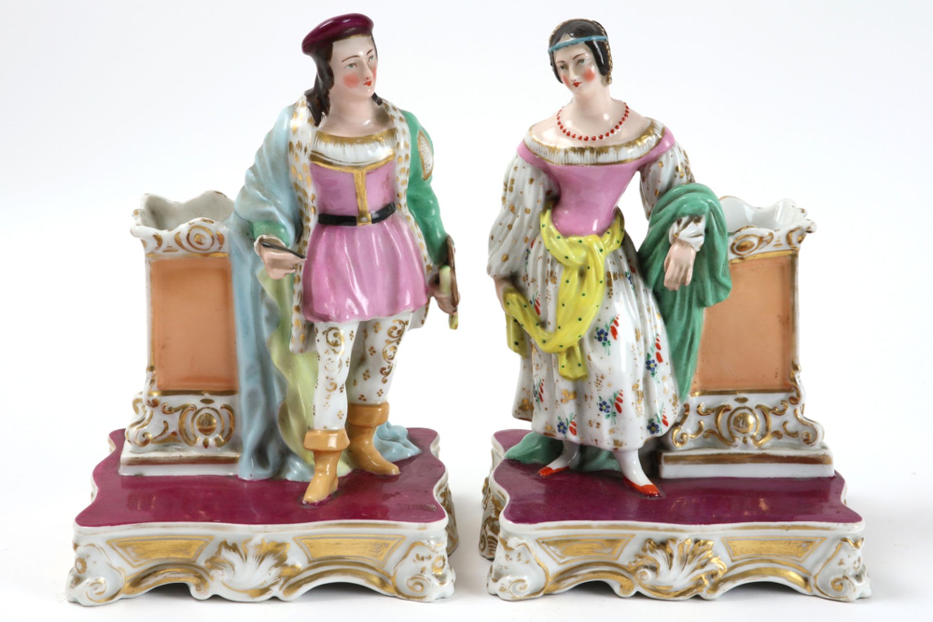 pair of 19th Cent. figures (with small vase) in porcelain from Paris || Paar negentiende eeuwse