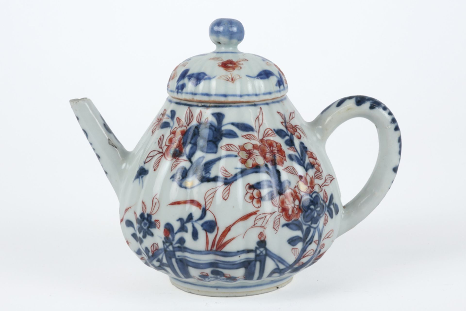 18th Cent. Chinese tea pot in porcelain with an Imari decor || Achttiende eeuwse Chinese theepot met - Bild 3 aus 5