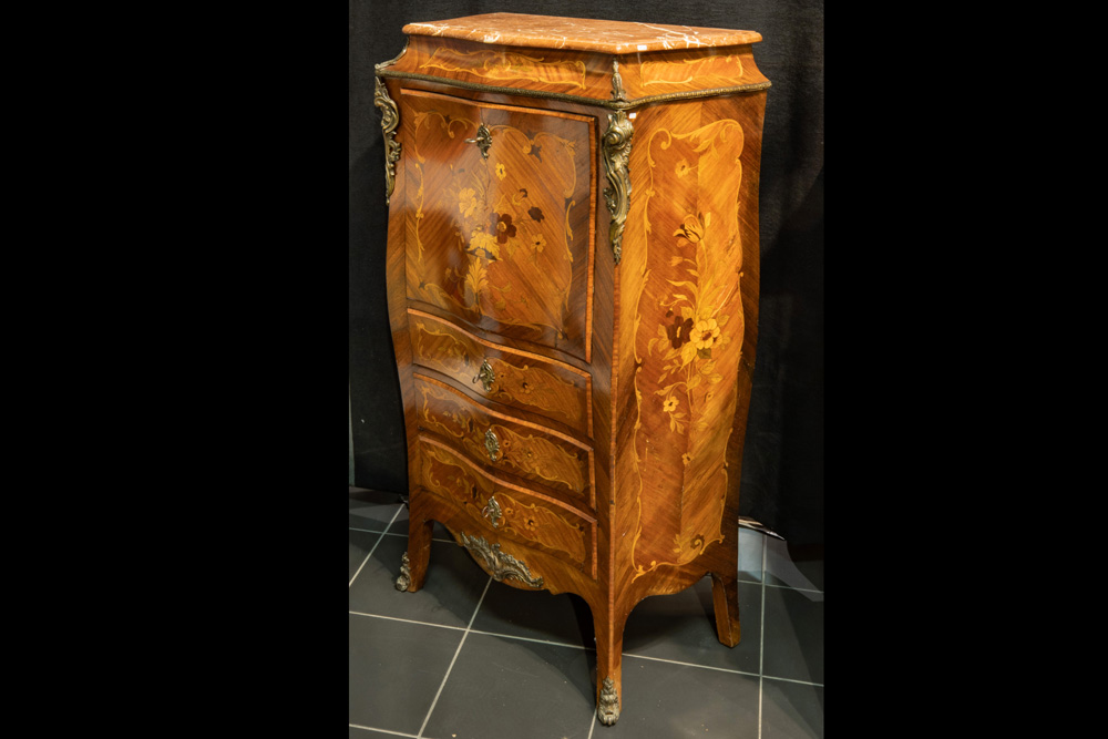 antique Louis XV child's bureau in marquetry with mountings in bronze and a marble top || Antiek - Image 3 of 4