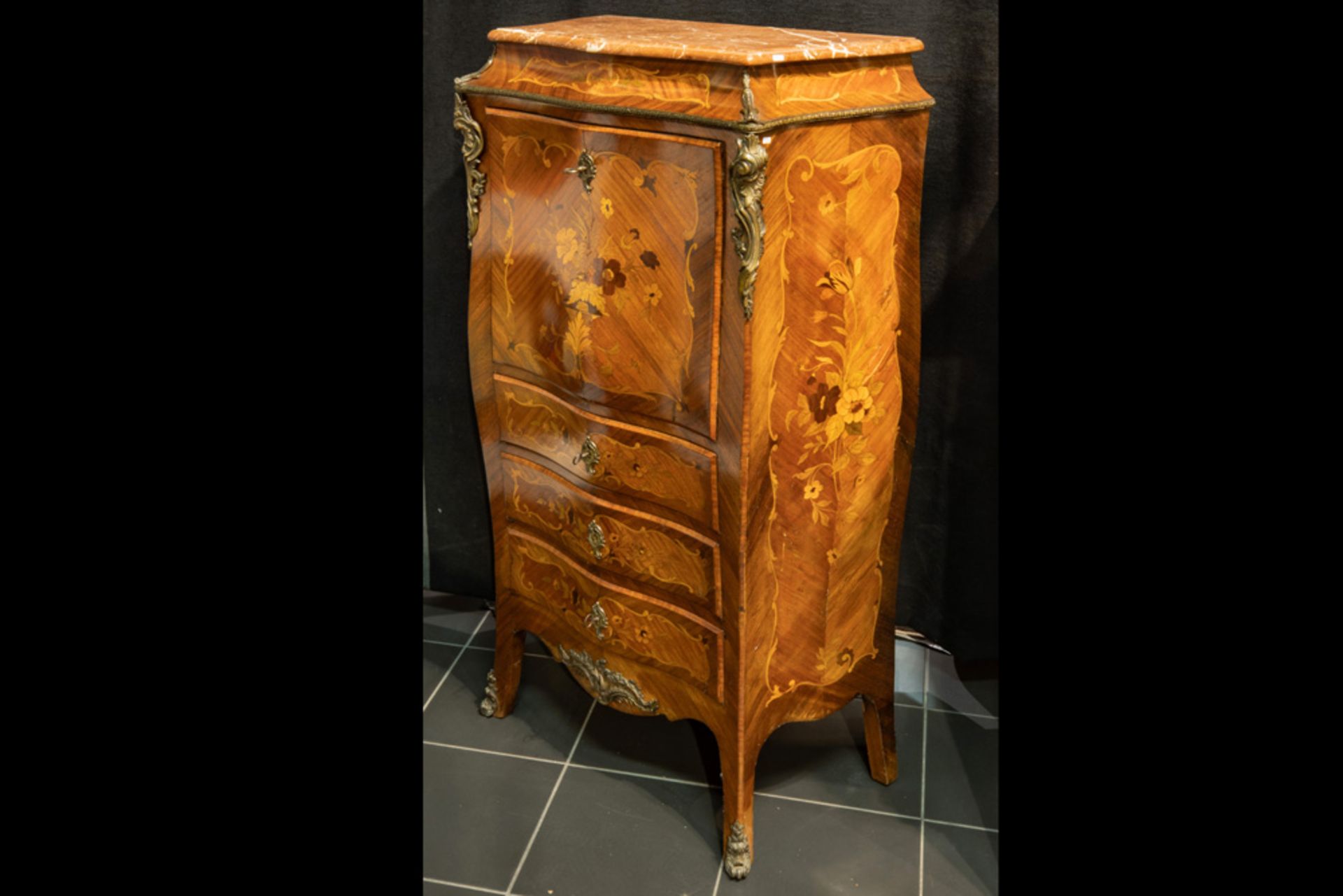 antique Louis XV child's bureau in marquetry with mountings in bronze and a marble top || Antiek - Bild 3 aus 4