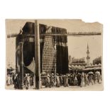 old vintage black and white photograph with a view of Mecca || Oude vintage zwart-wit foto met een