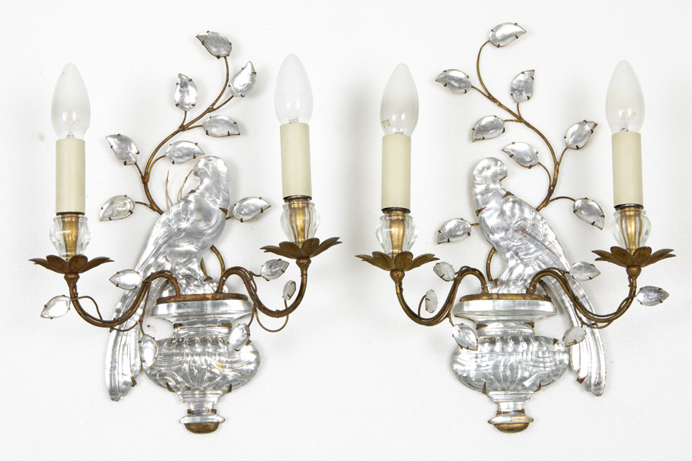 pair of presumably Italian wall lights in metal and glass || Paar allicht Italiaanse applieken met