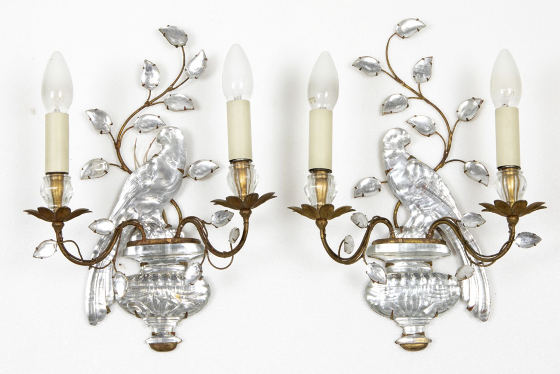 pair of presumably Italian wall lights in metal and glass || Paar allicht Italiaanse applieken met