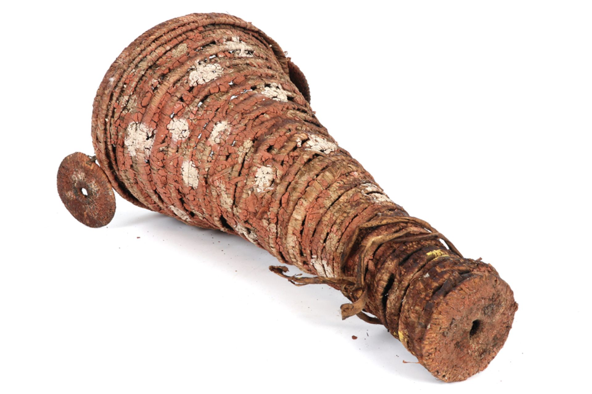 Papua New Guinean Mendi ceremonial hat made of vegetal fibres with red and white polychromy || - Image 5 of 5