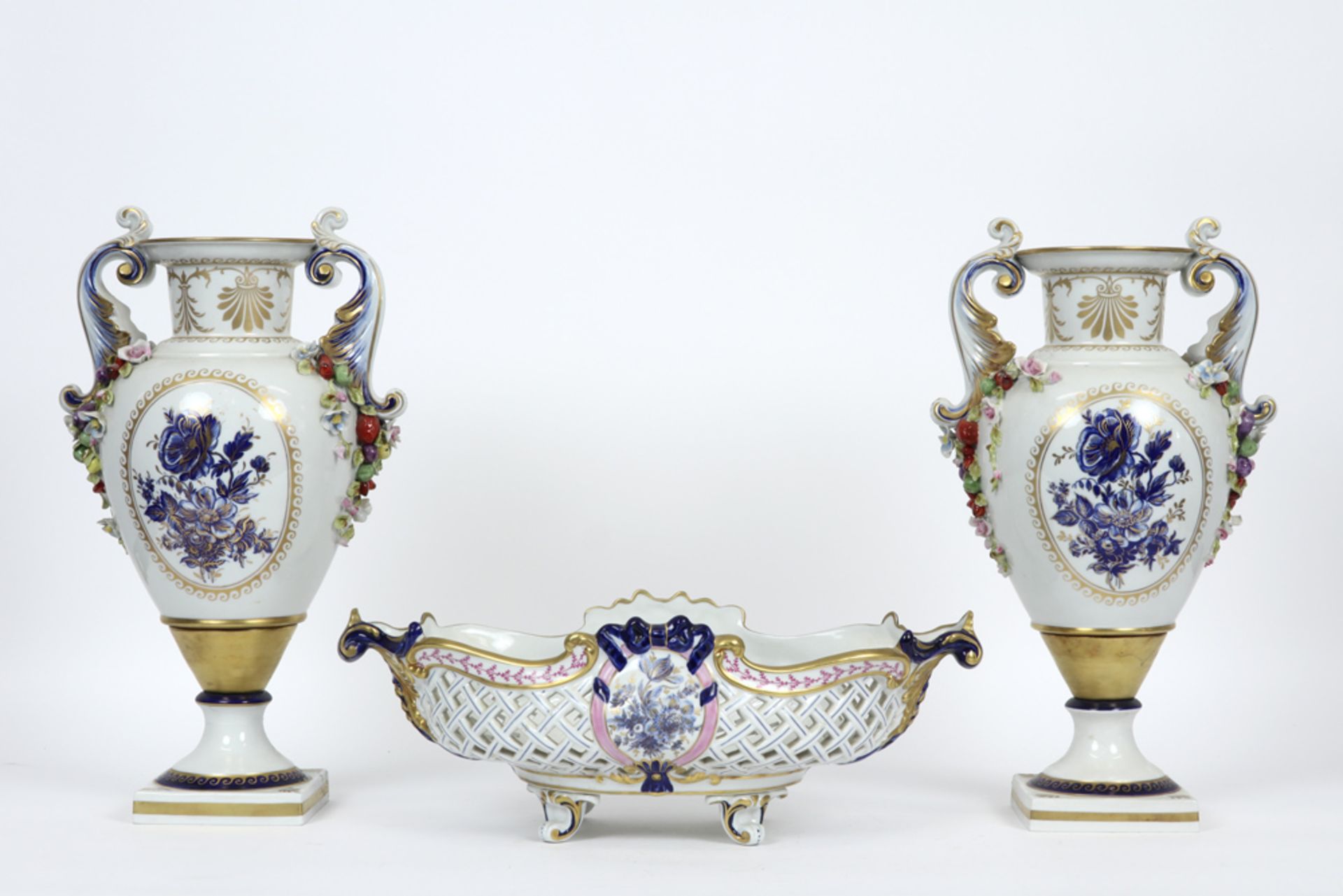 various lot with porcelain and ceramic : two pairs of sculptures and a set of a basket and a pair of - Bild 3 aus 8