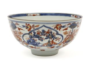 18th Cent. Chinese bowl in marked porcelain with a floral Imari decor || Achttiende eeuwse Chinese