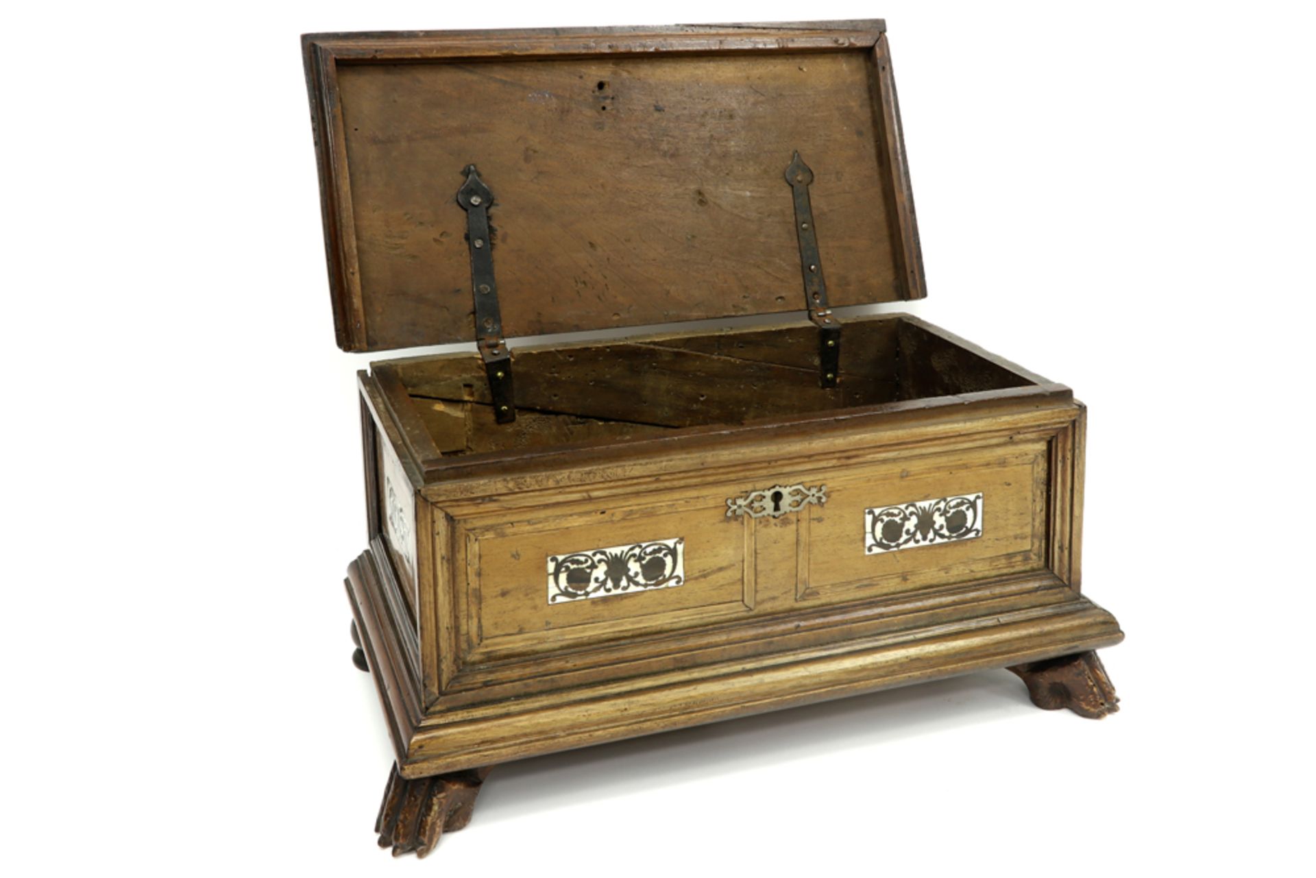 small 17th Cent. chest in walnut with inlay || Zeventiende eeuws koffertje in notelaar versierd - Image 3 of 3