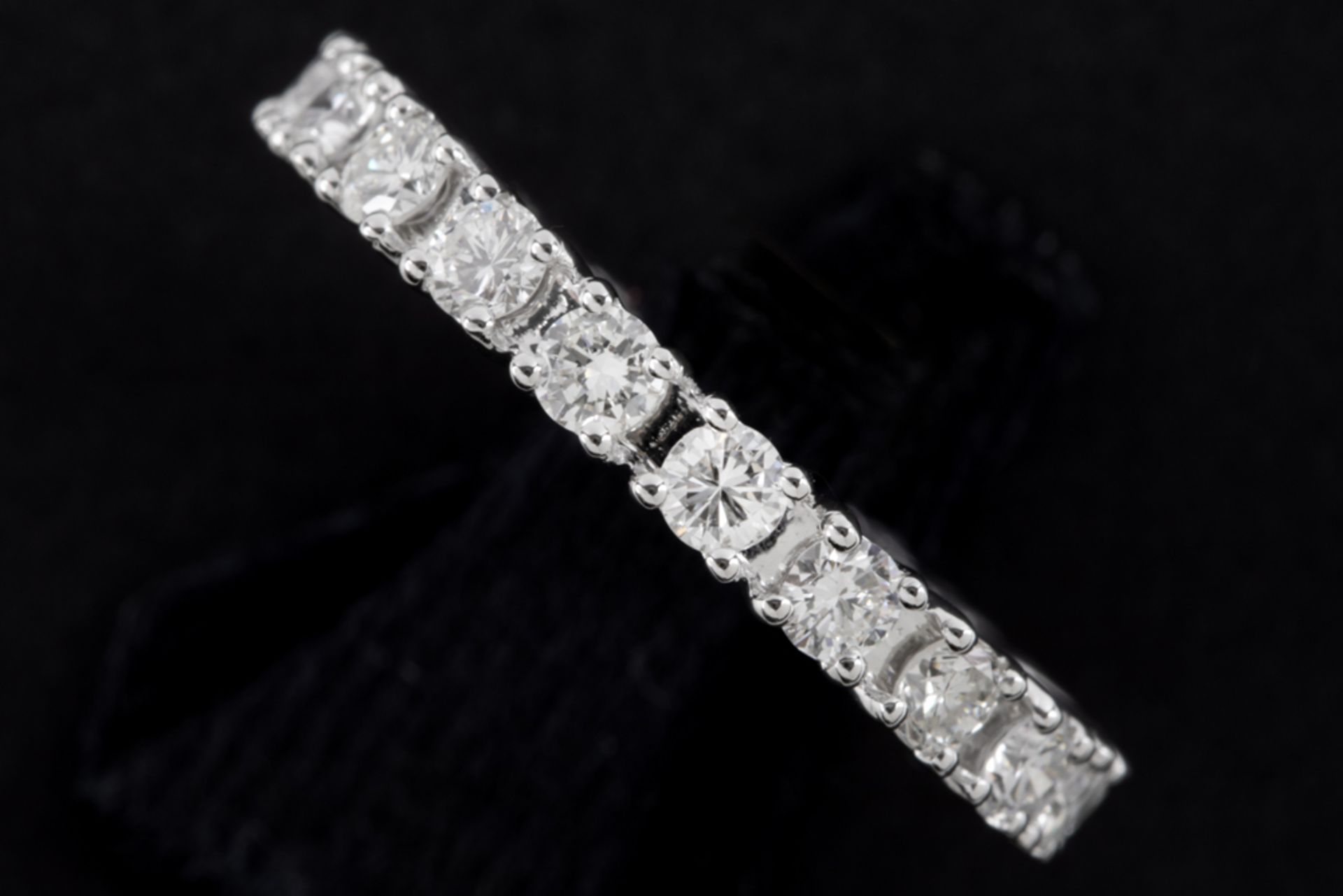 ring in white gold (18 carat) with 1,80 carat of very high quality brilliant cut diamonds ||