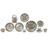 19th Cent. Chinese coffee set (11 pcs) in porcelain with a Cantonese decor || Negentiende eeuws