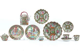 19th Cent. Chinese coffee set (11 pcs) in porcelain with a Cantonese decor || Negentiende eeuws