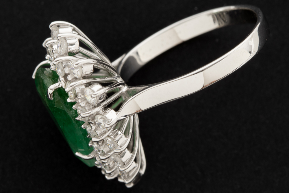 ring with a classic design in white gold (18 carat) with a 4 carat emerald surrounded by circa 1, - Image 2 of 2
