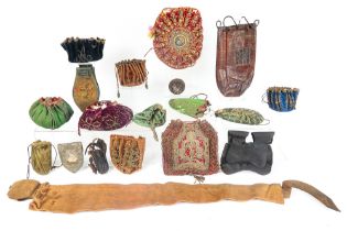 collection of nineteen antique purses in leather, brocade, velvet, ... || Collectie van 19 antieke