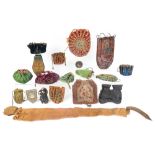 collection of nineteen antique purses in leather, brocade, velvet, ... || Collectie van 19 antieke