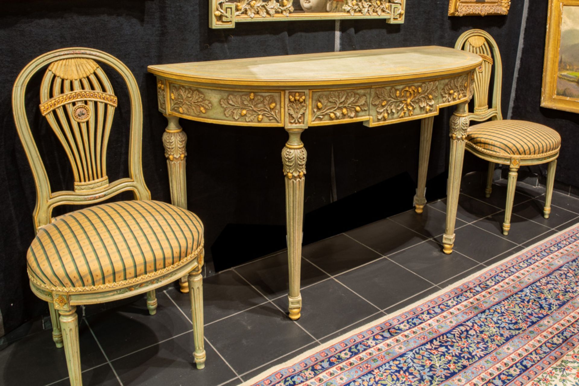 neoclassical set in polychromed wood : a console, mirror and a pair of chairs || Neoclassicistisch - Bild 3 aus 5