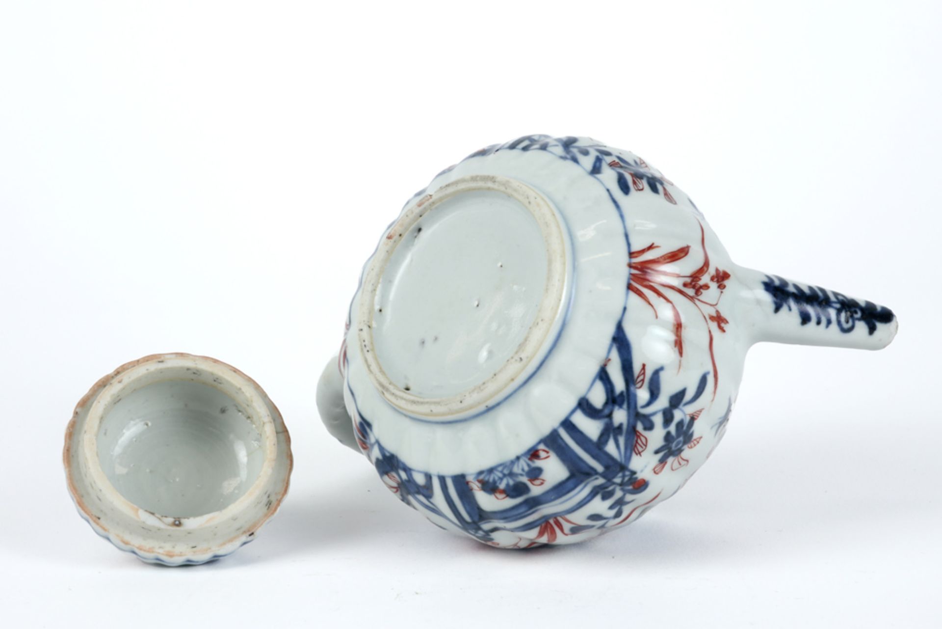 18th Cent. Chinese tea pot in porcelain with an Imari decor || Achttiende eeuwse Chinese theepot met - Bild 5 aus 5