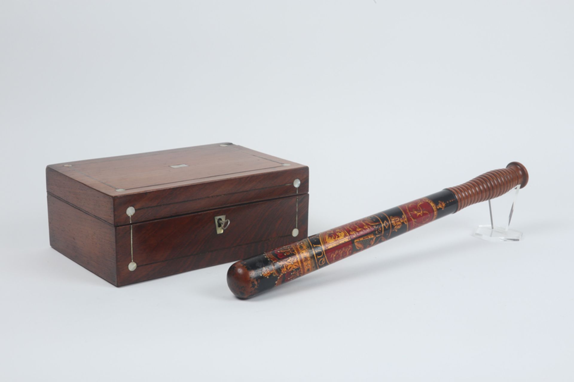 various lot with an antique English box with inlay of mother of pearl and a British baton || Lot van - Bild 4 aus 4