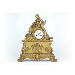 antique clock with its case in gilded metal || Antieke klok met kast versierd met een zittende vrouw