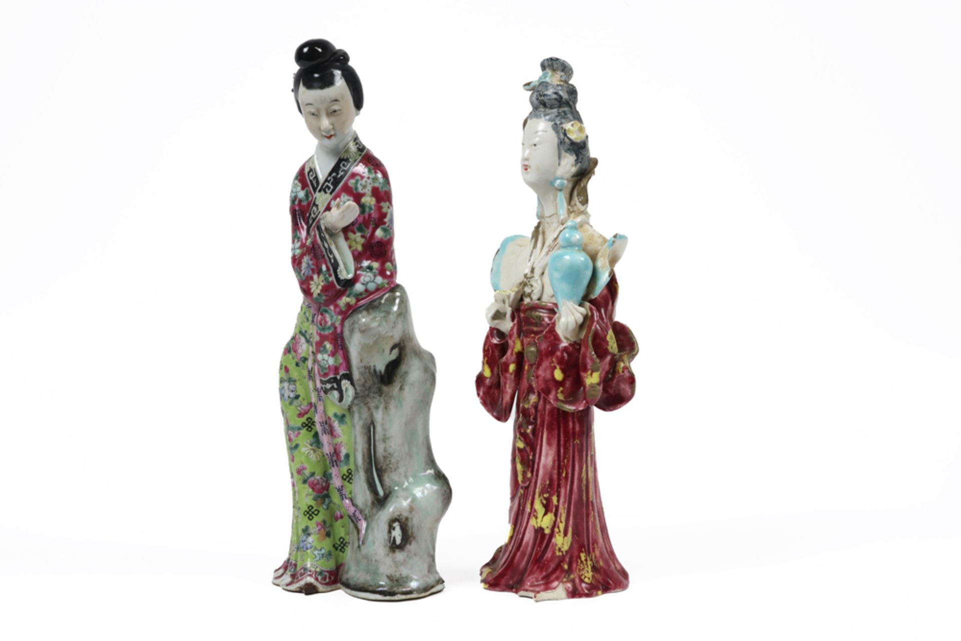 two antique Chinese figures, one in ceramic and one in porcelain each with polychromy || Lot van