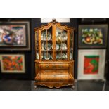 small antique display cabinet in burr wood and walnut || Klein antiek kabinet in wortelhout en