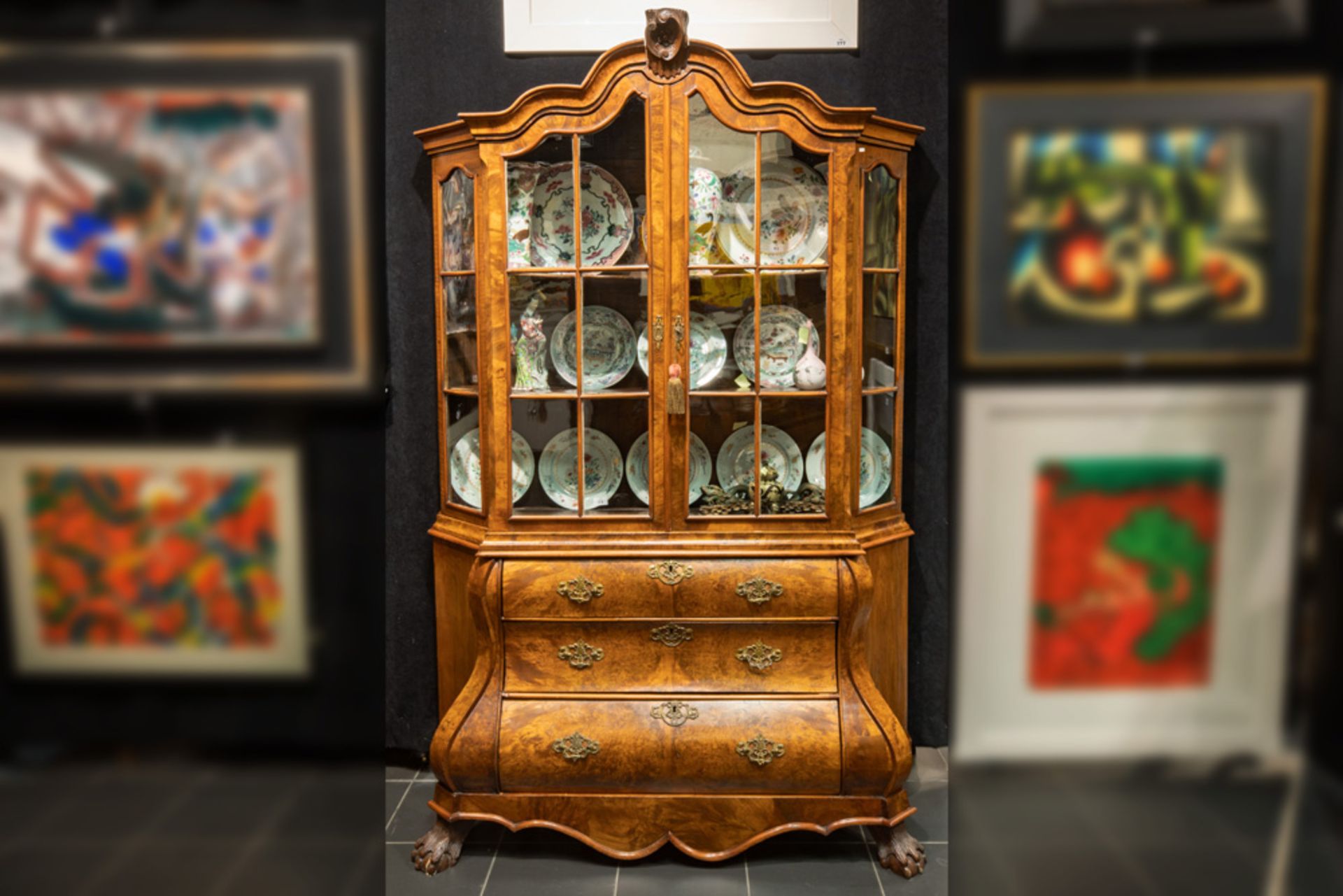 small antique display cabinet in burr wood and walnut || Klein antiek kabinet in wortelhout en