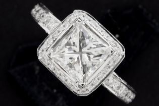 classy ring in white gold (18 carat) with a central 2,03 carat high quality princess' cut diamond