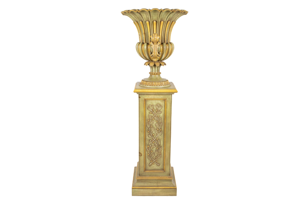 neoclassical urn in wood on a pedestal in painted wood || Neoclassicistische, in hout - Image 3 of 4