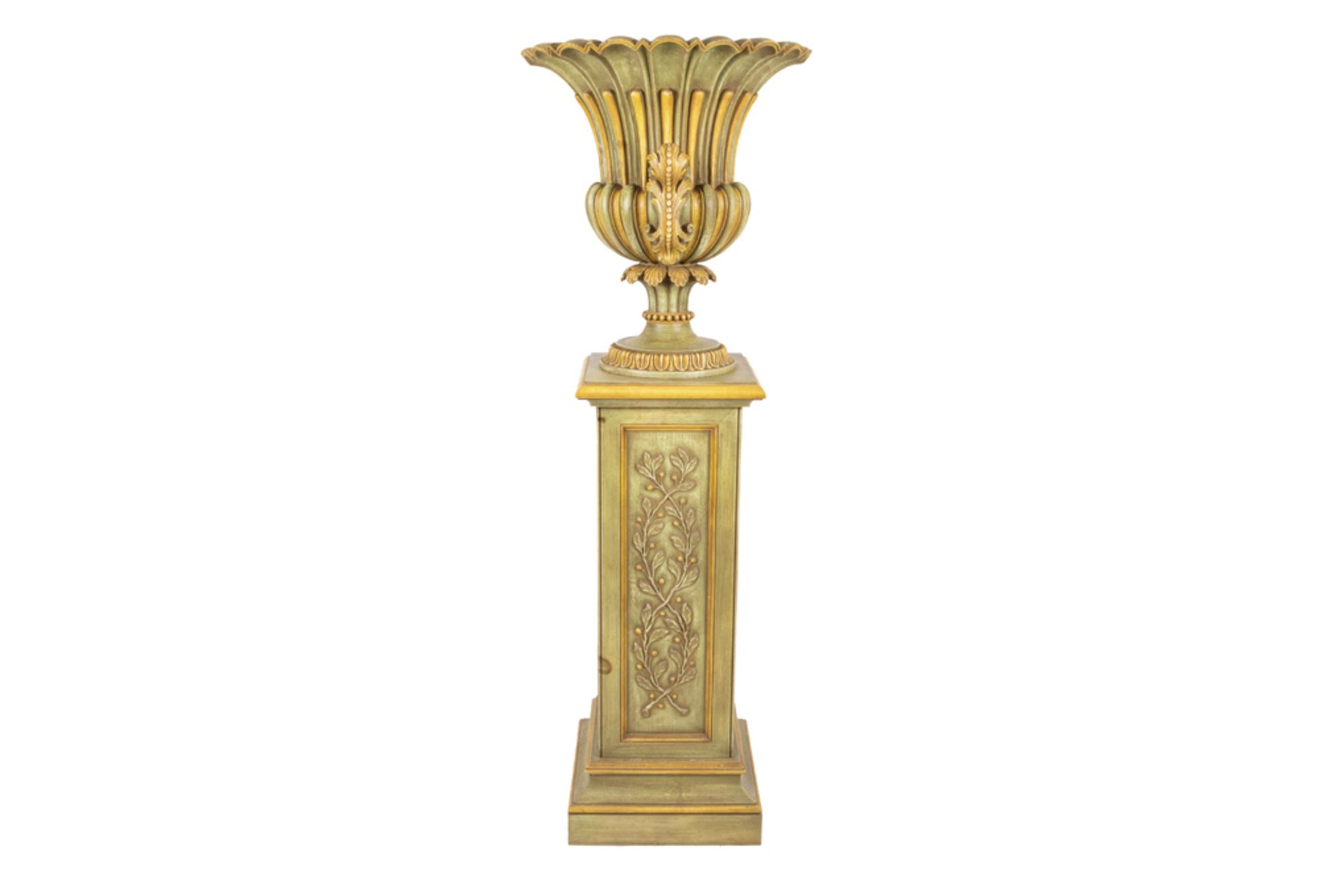 neoclassical urn in wood on a pedestal in painted wood || Neoclassicistische, in hout - Bild 3 aus 4