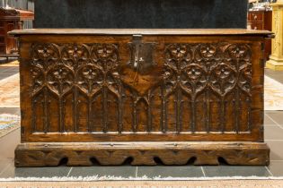 antique chest with a front with a gothic style panel || Antieke koffer met een front met gotisch