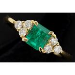 ring in yellow gold (18 carat) with a 0,80 carat "transparent vivid green" emerald and 0,22 carat of