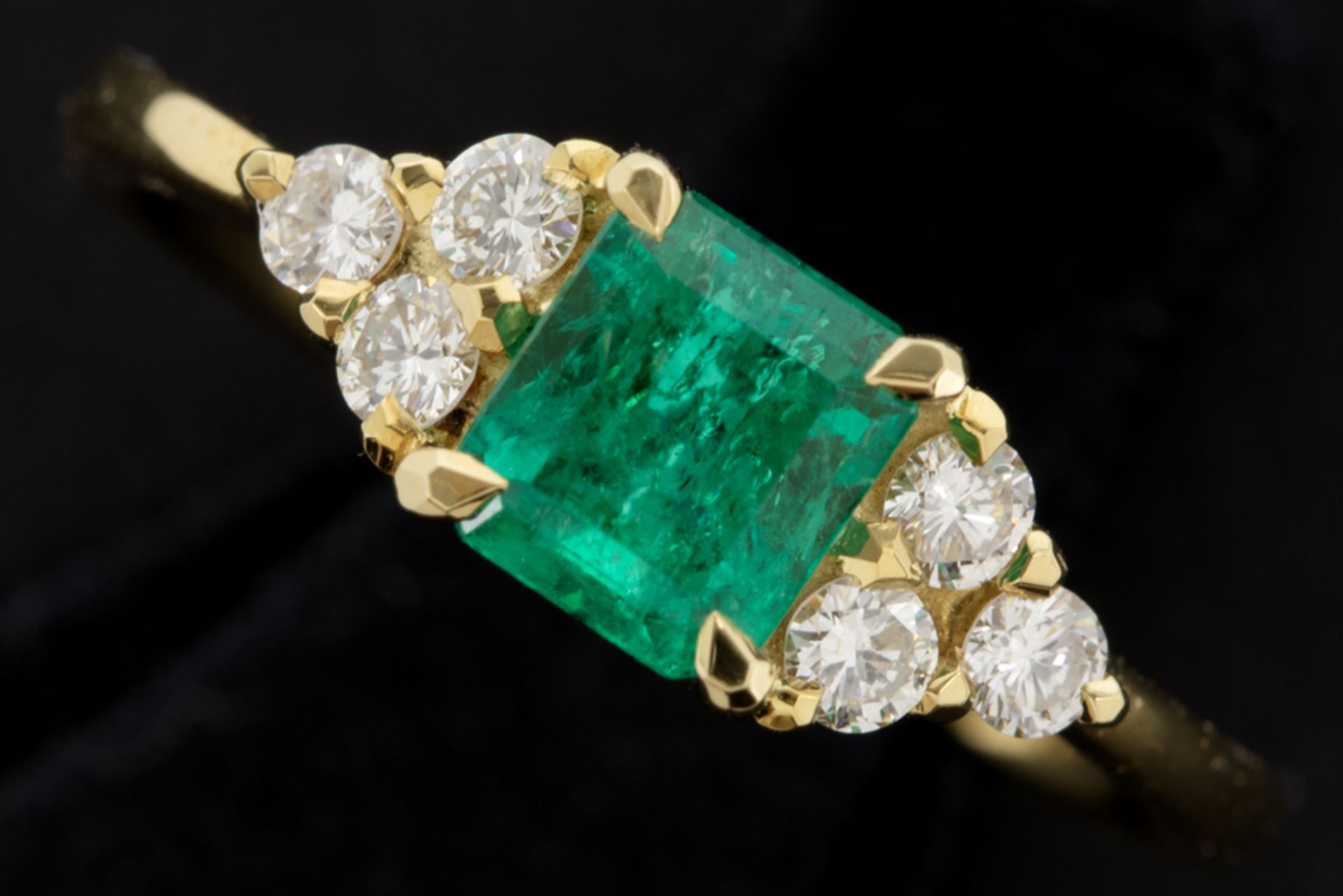 ring in yellow gold (18 carat) with a 0,80 carat "transparent vivid green" emerald and 0,22 carat of