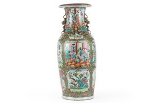 19th Cent. Chinese vase in porcelain with a Cantonese decor || Negentiende eeuwse Chinese vaas in