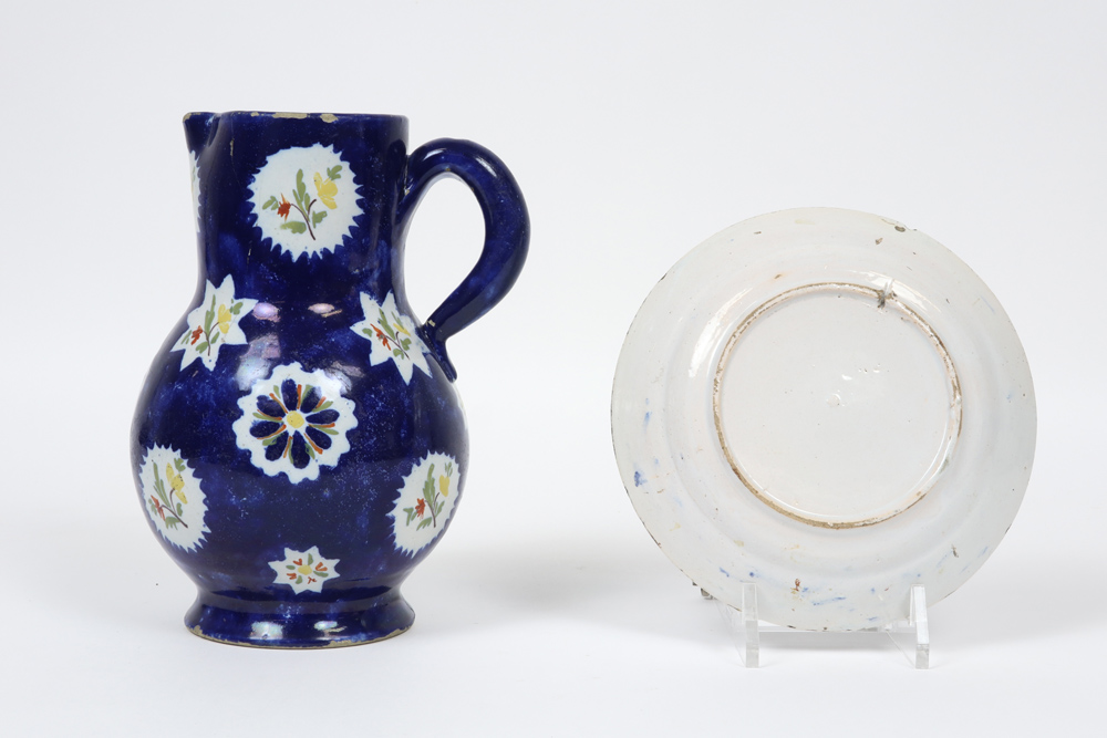 various lot of antique ceramic plates and a pitcher from Brussels || Lot (6) antieke faïence met 5 - Image 7 of 7