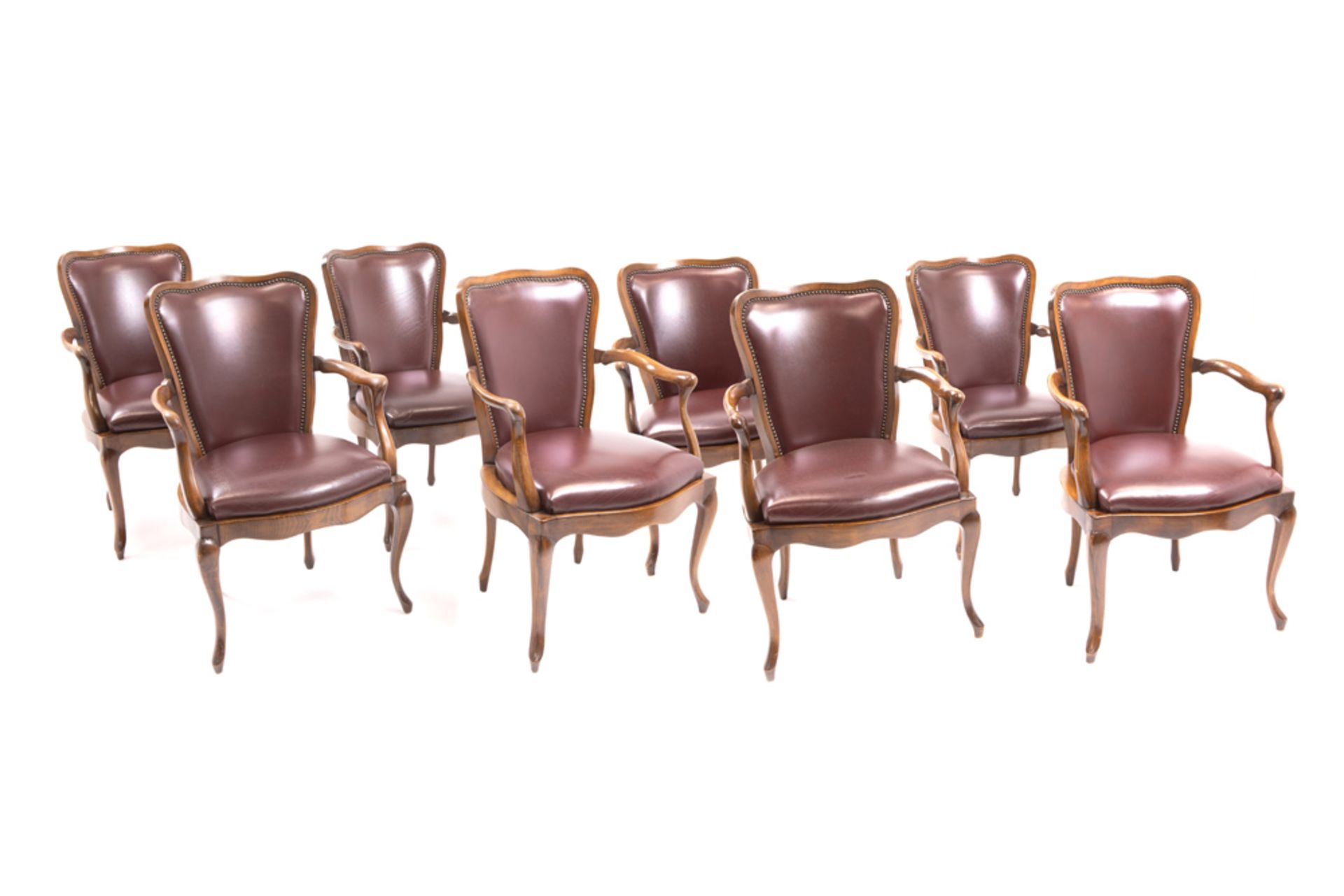 series of eight armchairs with a sober Louis XV style design and with leather upholstery || Reeks - Bild 2 aus 2