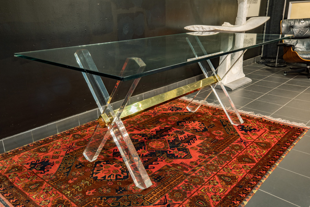 nineties' design desk in plexi and glass || Nineties' design bureautafel in kleurloos plexiglas en - Image 2 of 2