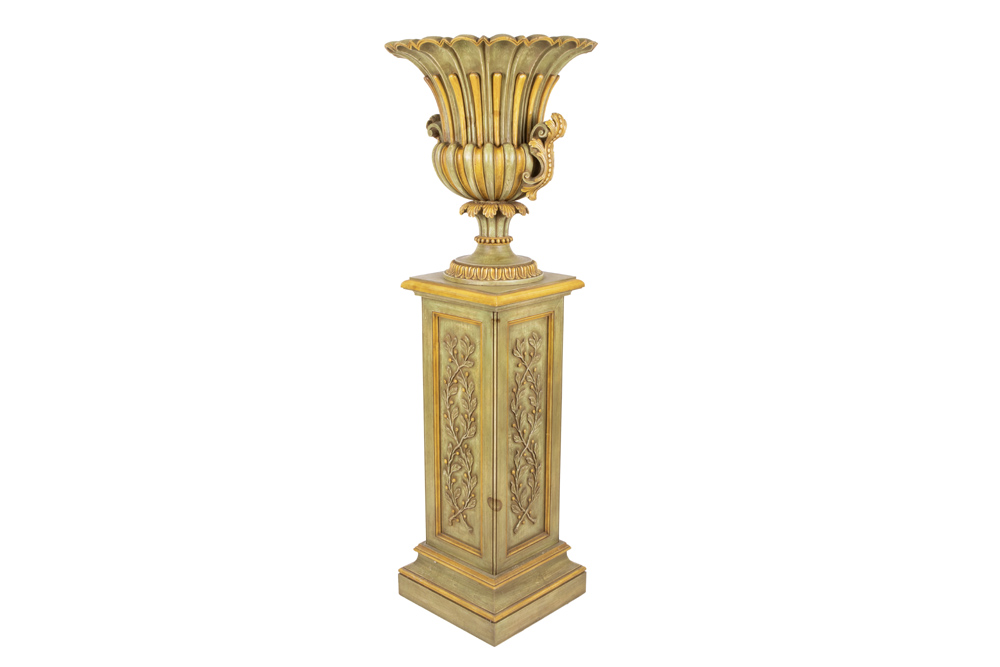 neoclassical urn in wood on a pedestal in painted wood || Neoclassicistische, in hout - Image 2 of 4