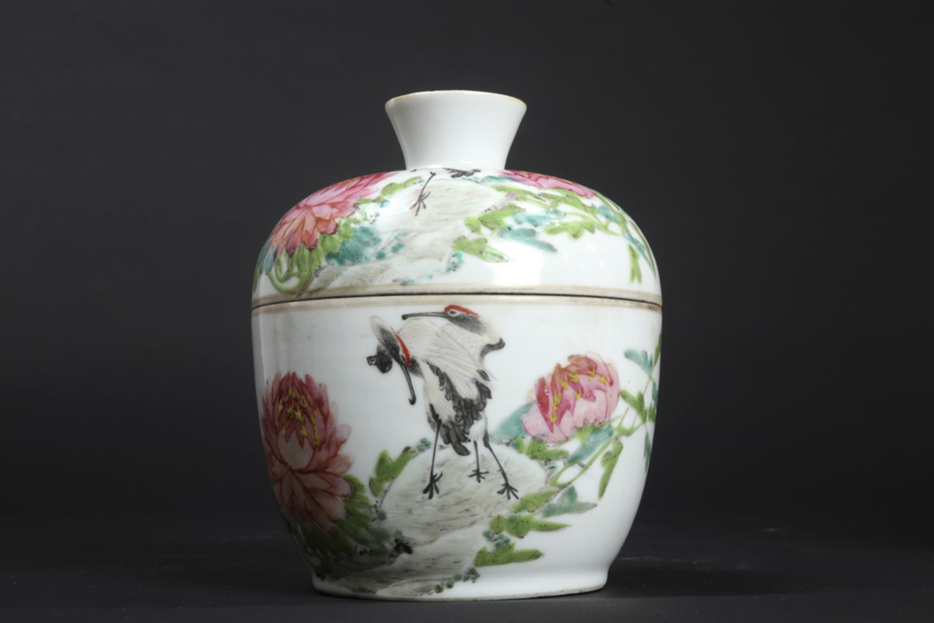 six pieces of Chinese and Japanese porcelain amongst which a marked Chinese republic period lidded - Bild 7 aus 8